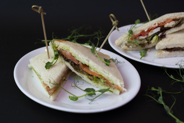 Сэндвич со слабосоленым лососем